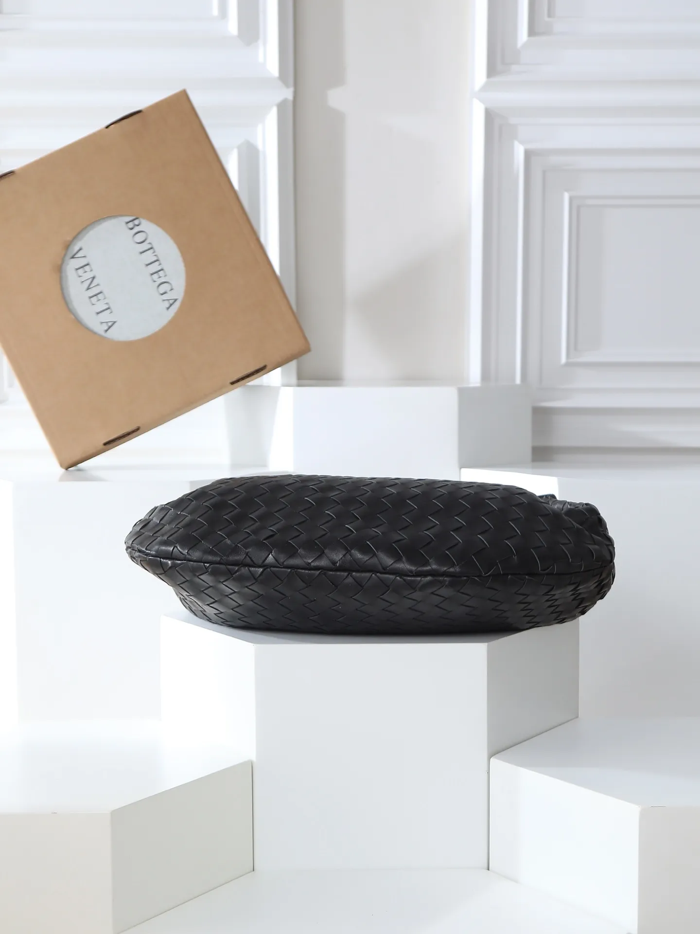 12800. 🥇 𝗝𝗢𝗗𝗜𝗘# Street style’s new favorite fashionable large size 𝙟𝙤𝙙𝙞𝙚 It’s coming, it’s coming, it’s really coming! I always felt that knitting was old-fashioned, until I met it - 𝙟𝙤𝙙𝙞𝙚, I realized that the original classic knitting elements and the new knot element design can be so fashionable! I have to admire your design talent! Large capacity to meet daily needs! Fashionable and versatile, it’s perfect for concave shapes, take it out to hit the streets! Size: 48*40*16cm Style No. #600261